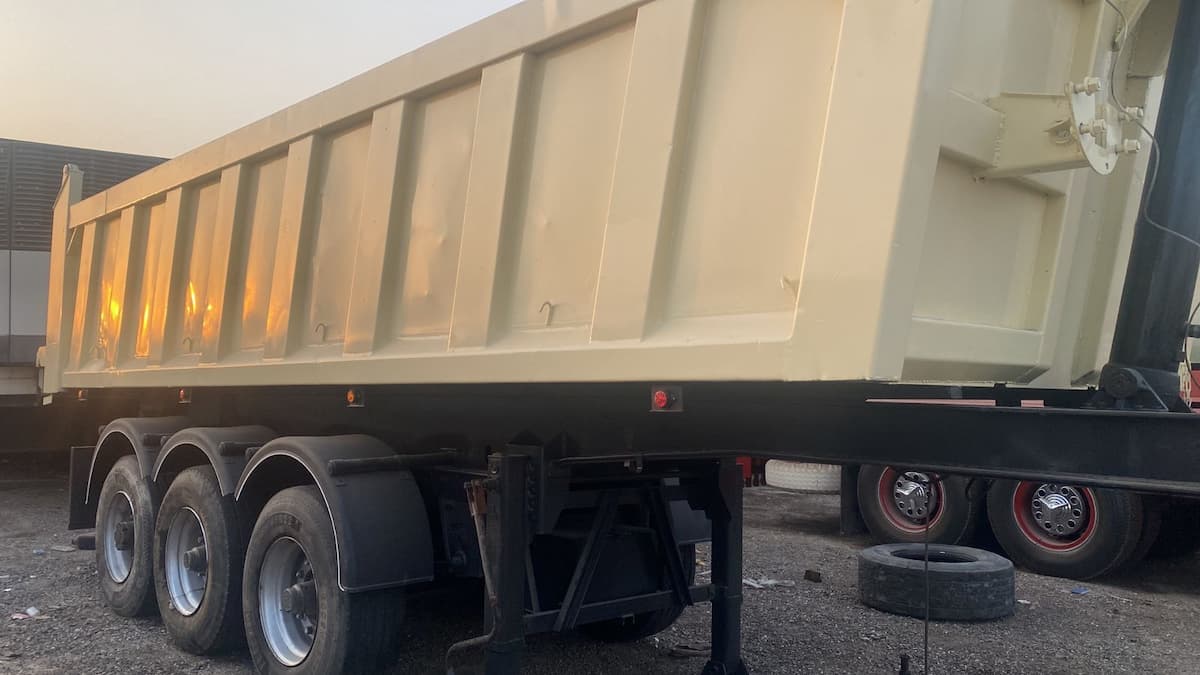 صندوق قلاب ثلاث محاور, 21 متر ,للبيع في الدمام