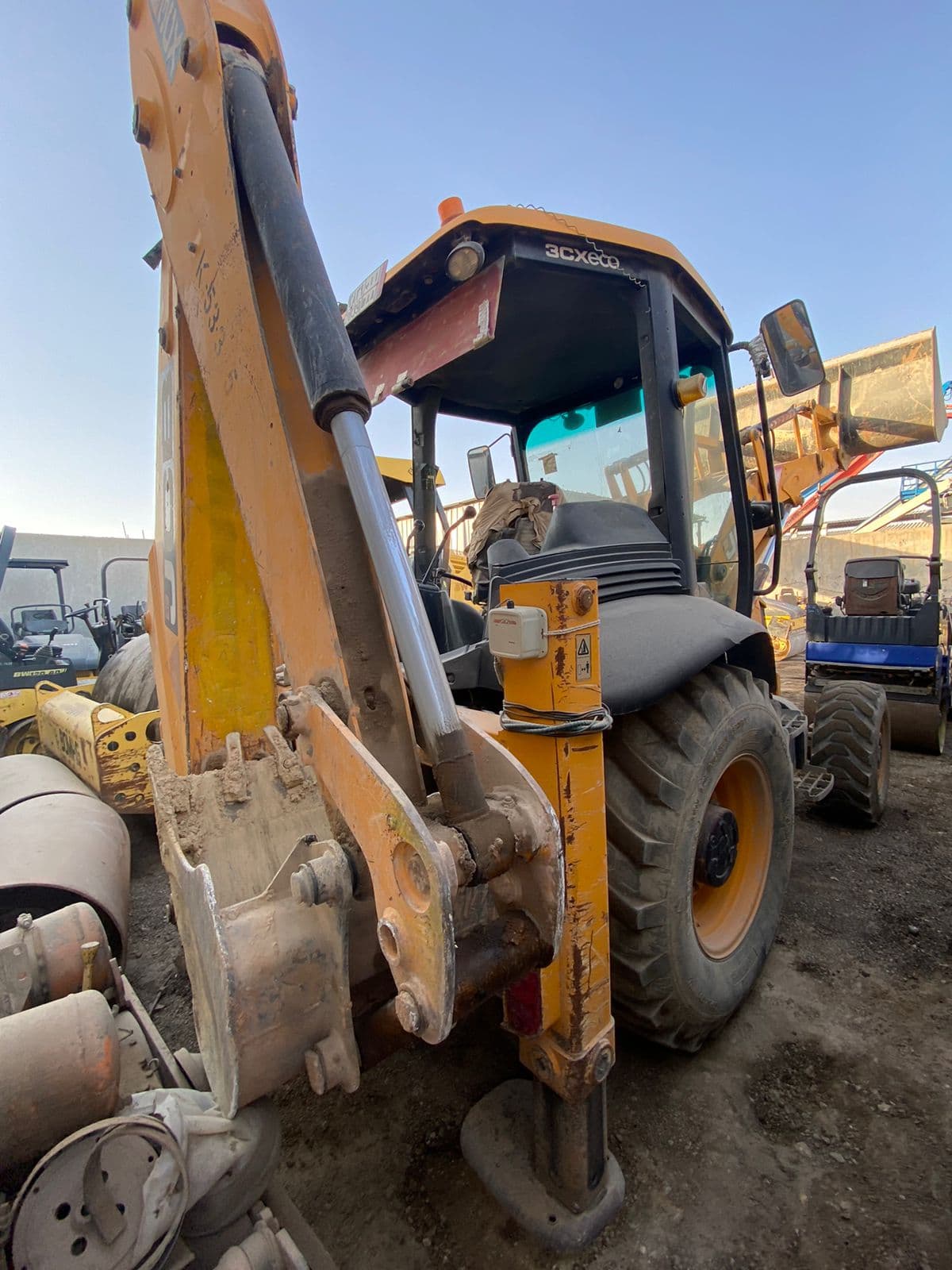 للبيع جي سي بي السعوديه , جي سي بي فور باي فور, موديل ٢٠١٤, متاح في السعودية 