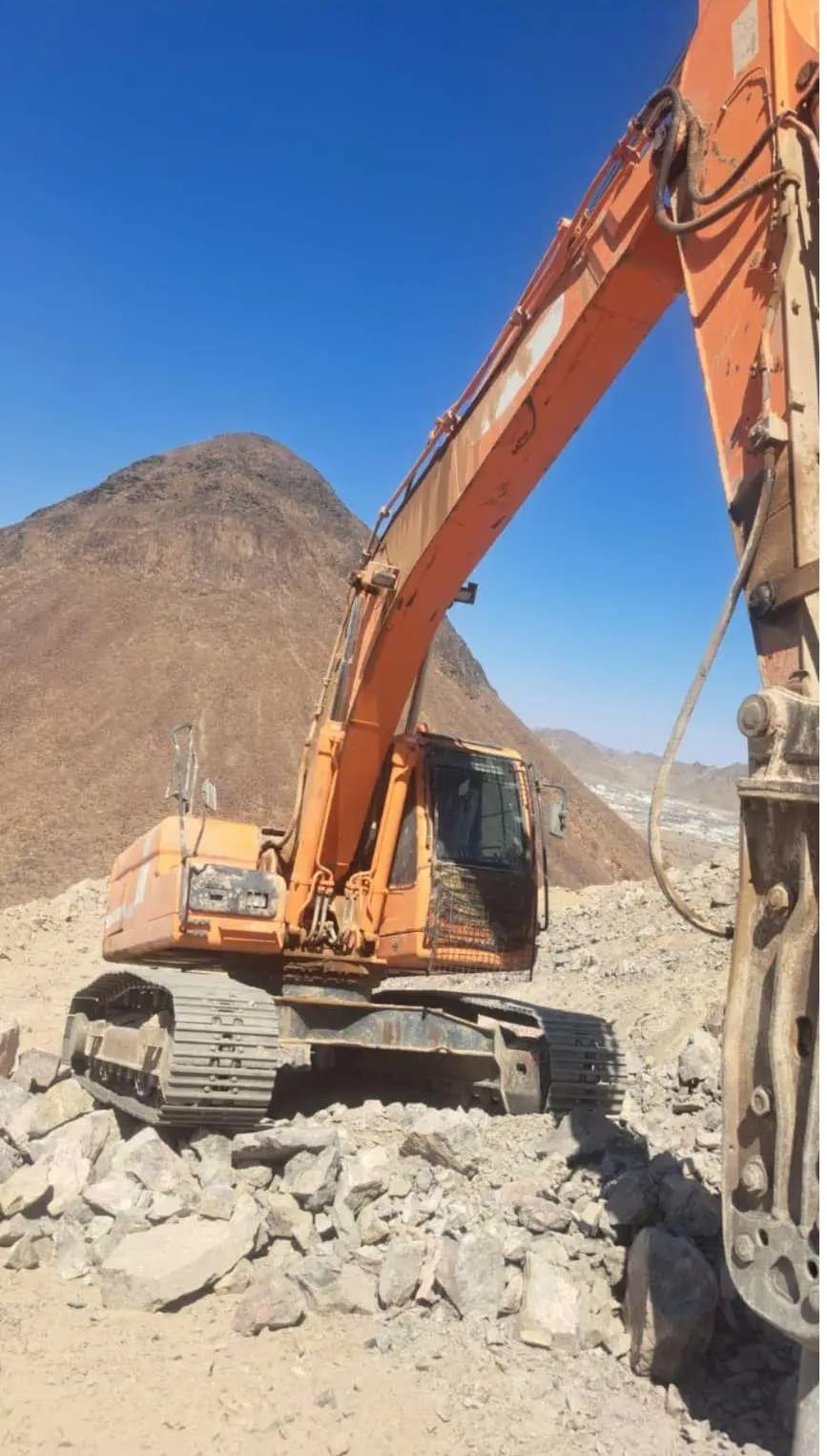 Saudi Poclains for Sell, `Doosan Poclain In Jeddah, Model 2010, Excavator Size 225, Mobile 00966553661578