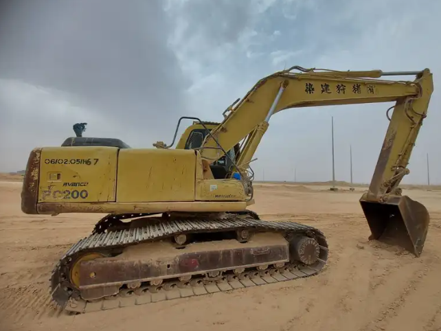 Poclain for sell in Riyadh, Excavator Komatsu PC200 for sell ,Kumatsu Dash 6, Model 1994, in Good Condition, Mobile 00966503764544