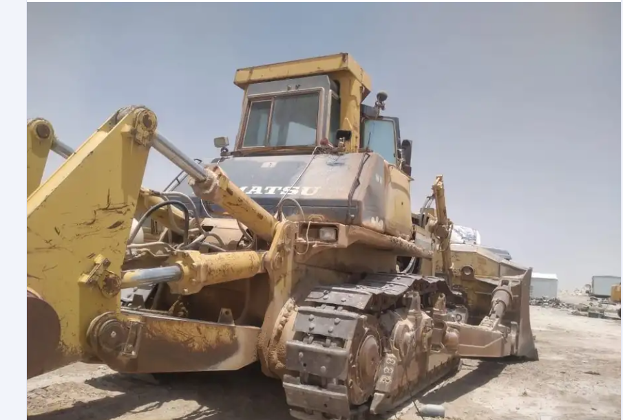 منصة بيع البلدوزرات في السعودية, بلدوزرات للبيع في مدينة القطيف, بلدوزر كتربلر دي 5 وبلدوزر كوماتسو 375,بحالة جيدة, - موبايل 00966530444218