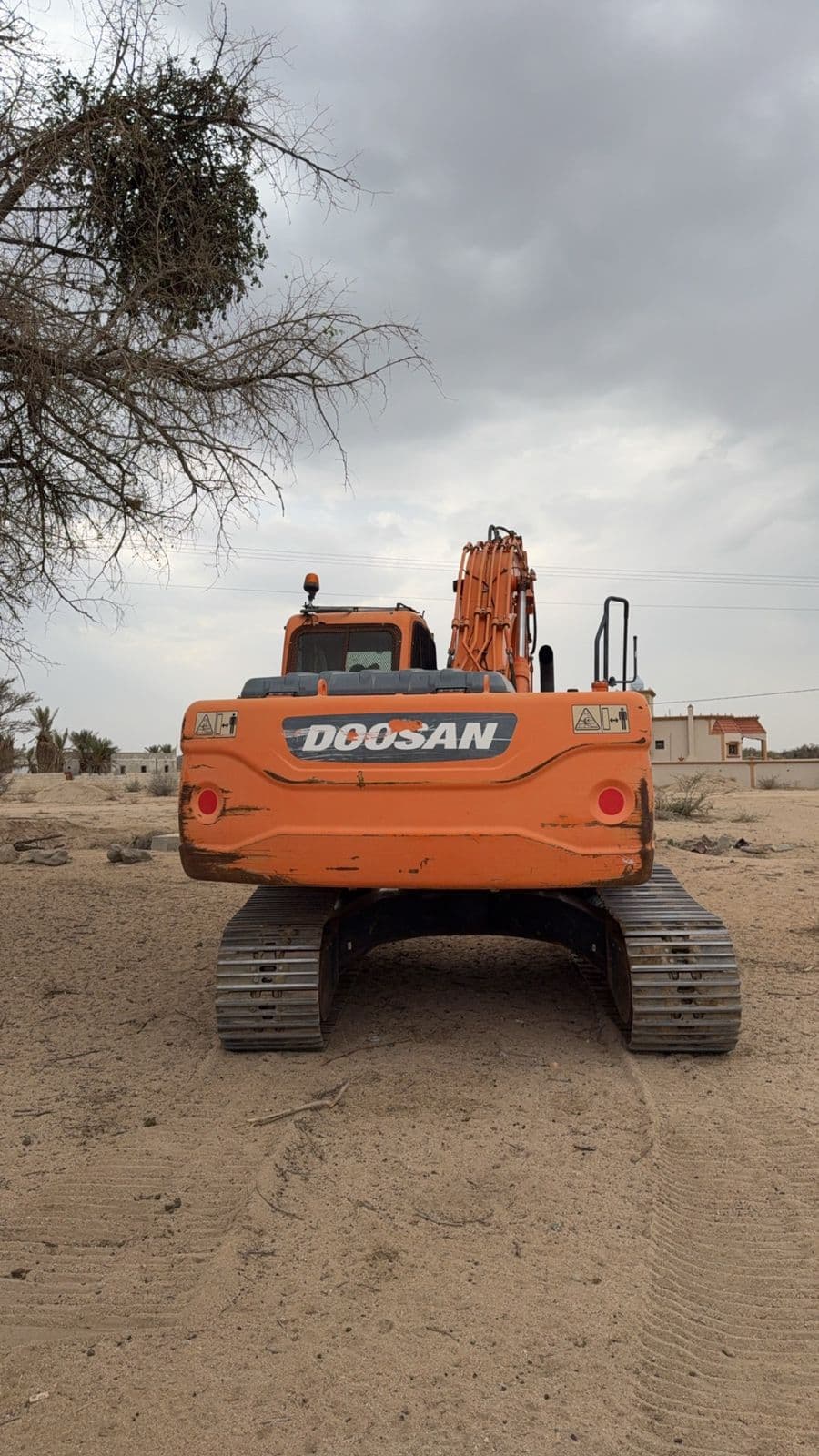 بوكلين حفار للبيع في السعودية, دوسان حفار حجم دي اكس 225, موديل 2014