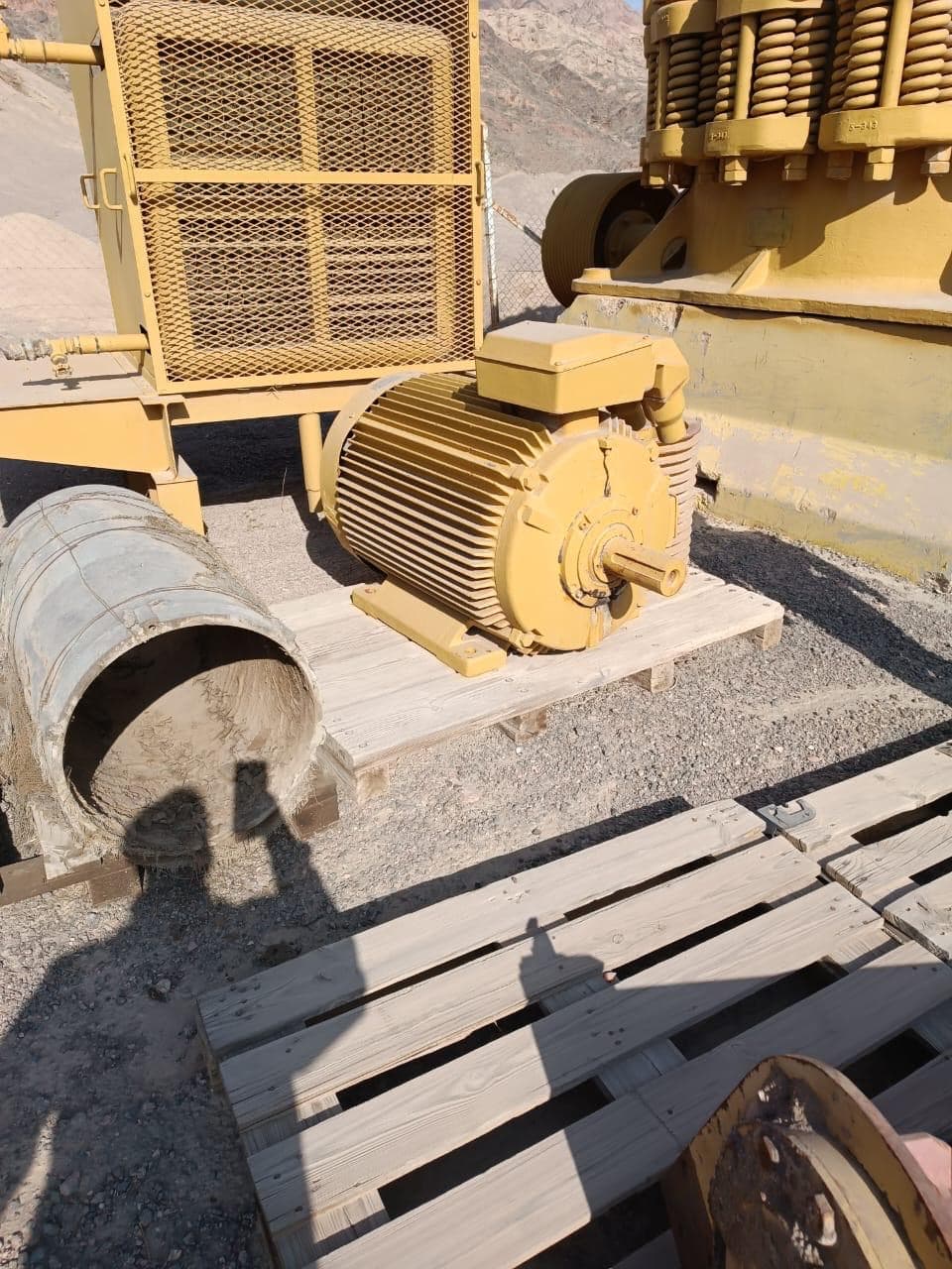 Cone crusher Symons for Sell in Saudi Arabia, Crusher Size 5.5 STD, with spear parts